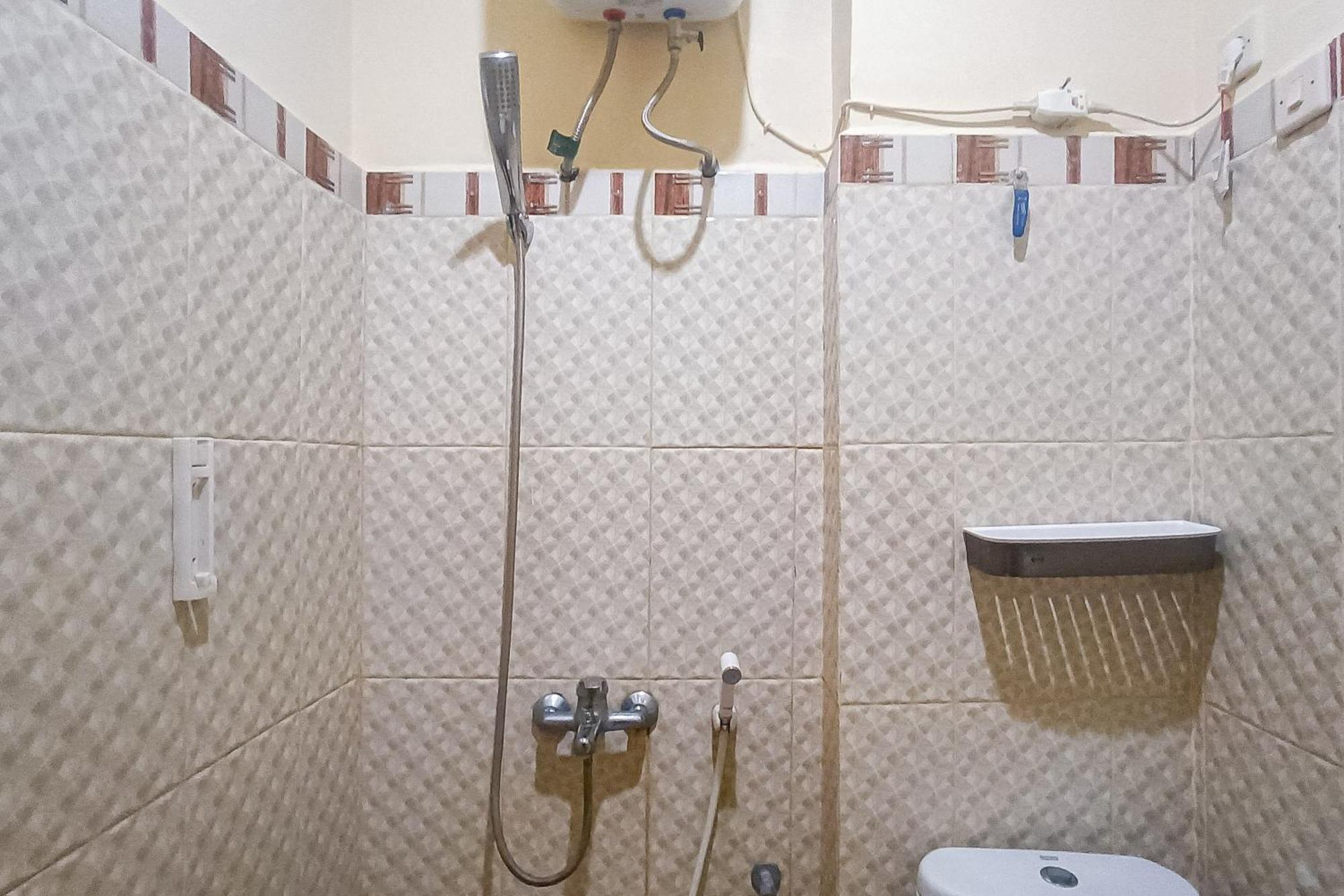 Reddoorz At Senaz Guesthouse Ματαράμ Εξωτερικό φωτογραφία