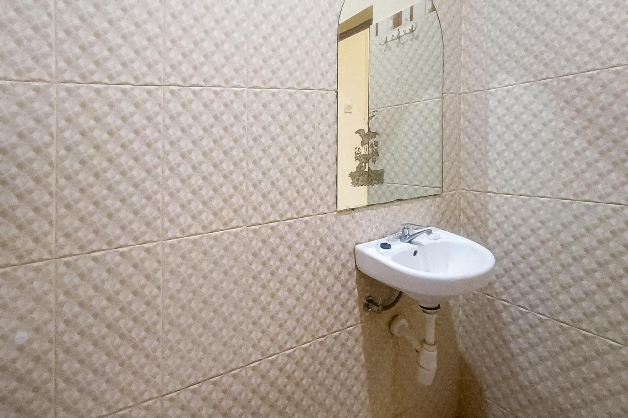 Reddoorz At Senaz Guesthouse Ματαράμ Εξωτερικό φωτογραφία